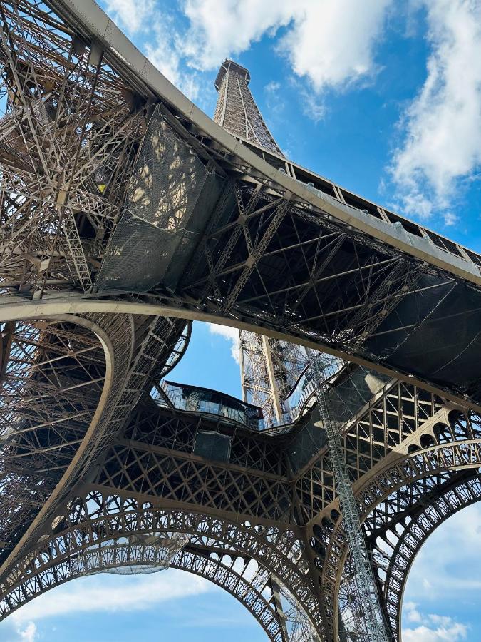 Beatrice Et Emmanuel Meuble Eiffel * Parijs
