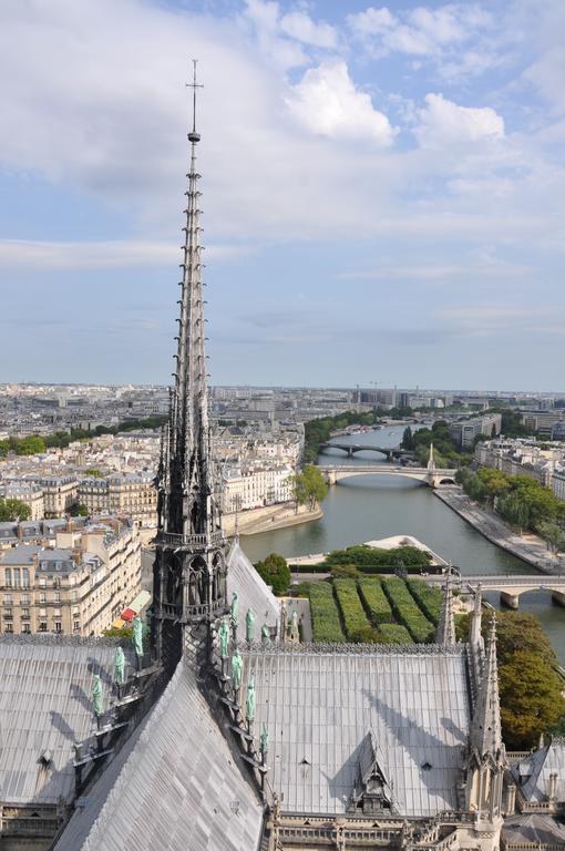 Beatrice Et Emmanuel Meuble Eiffel * Parijs
